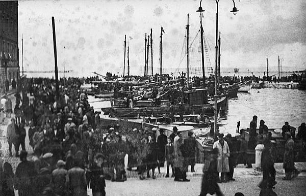 Građani Splita dočekuju partizanske borce. Neprestano pada kiša. Dolaze parobrodi i motorne jedrenjače s Narodnooslobodilačkom vojskom