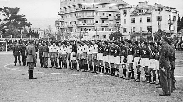 Vicko Krstulović pozdravlja momčadi »Hajduka« i 1. dalmatinske brigade pred prvu nogometnu utakmicu u slobodnom Splitu