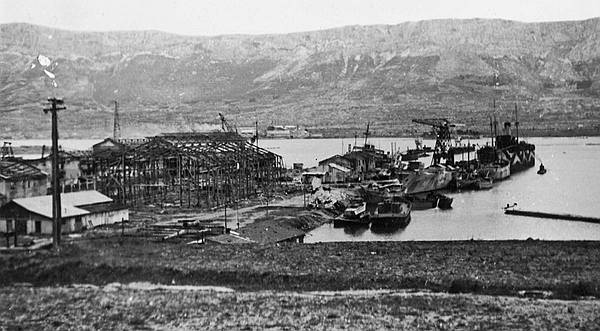 U obnovi privrednog života veliku ulogu imala je obnova porušenog brodogradilišta i potopljenih brodova uz njegove dokove i navoze. U raščišćavanju je pomagala i omladina