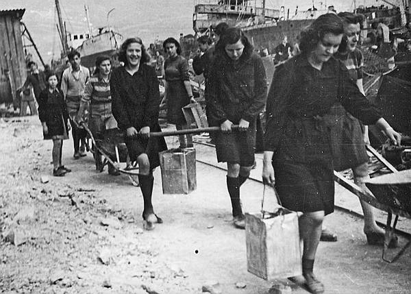 U obnovi privrednog života veliku ulogu imala je obnova porušenog brodogradilišta i potopljenih brodova uz njegove dokove i navoze. U raščišćavanju je pomagala i omladina