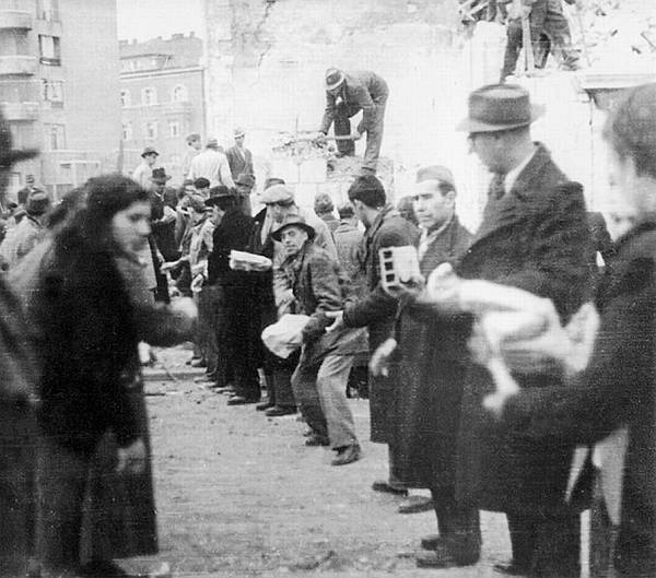 u čišćenju grada od ruševina se nastavljaju