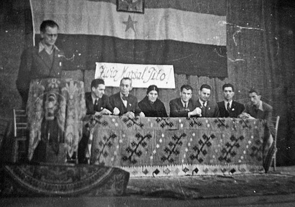 Gradski NOO-a (zadnji sastav iz doba ilegalnog rada) podnosi izvještaj o svom radu Gradskoj konferenciji JNOF-a u Narodnom kazalištu. Na slici su: Dinko Bilač (za govornicom), Paško Ninčević, Humberto Fabris, Anica Roje, inž. Vinko Dvornik, Diego Kragić, Frane Segvić i Ante Radovčić