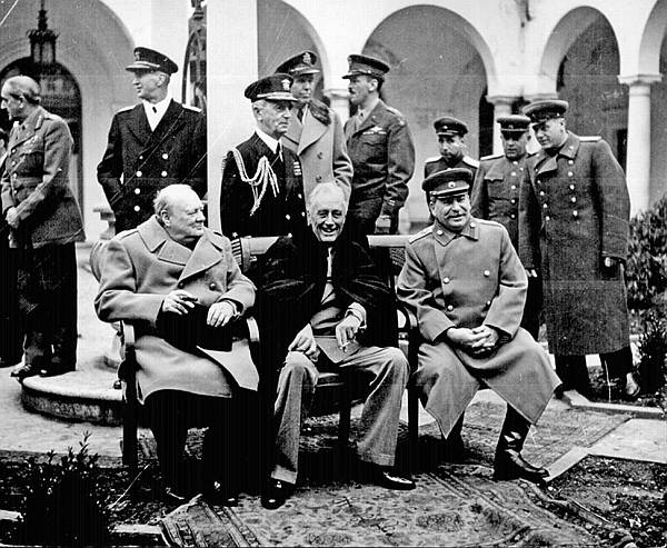 Curchill, Roosevelt i Staljin dogovaraju mjere za što brže okončanje rata i razgovaraju o poslijeratnim problemima