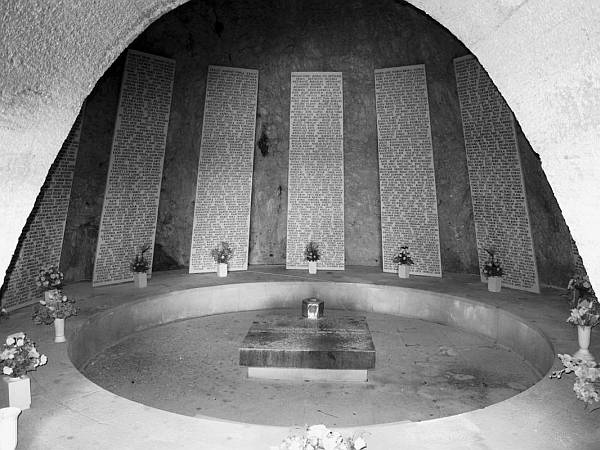 Na 11 ploča upisana su imena 1853 Splićana, poginulih boraca i žrtava fašističkog terora