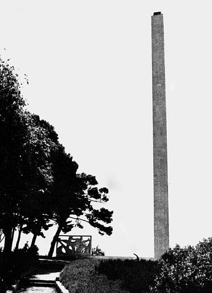 Spomenik palom pomorcu – spomen svjetionik