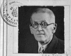 (slika s osobne iskaznice broj 6768/1944., izdane 8. svibnja 1944.g. od redarstvene oblasti za grad Split, NDH)