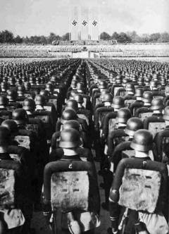 Nacistička vojska bila je velika, moderna mašinerija ogromne moći, ničim ograničene vlasti i arogantnog nasilja i represije, koja je išla sve do fizičkog istrebljenja pojedinih naroda