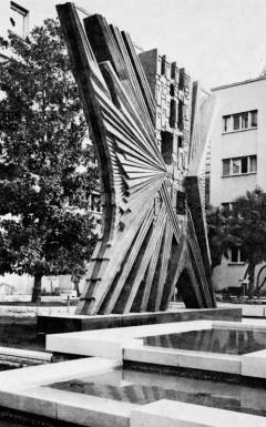 Kroz splitske zatvore-mučilišta prošlo je više od 15.000 rodoljuba iz grada i okolice. Njima je podignut spomenik uz nekadašnju zgradu okupatorske policije