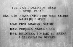 Splitski dani NOB-a, vrijeme slavno i teško kakvo grad nije proživio kroz dugi niz stoljeća, izostavljeni su s popisa važnih događaja u povijesti komune, uklesanih na novom štandarcu, postolju za zastavu na Narodnom trgu, na kojem se od 1999. godine vije gradski barjak. Vlast je time demonstrirala rijetko viđenu, upravo svetogrdnu ignoranciju jednog velikog doba i jednog od najvećih naraštaja hrvatskog Splita koji se odupro mračnoj sili fašizma ne pitajući za cijenu slobode